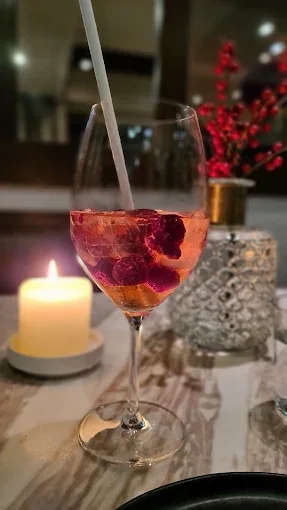 Ein Aperitif bei Kerzenlicht